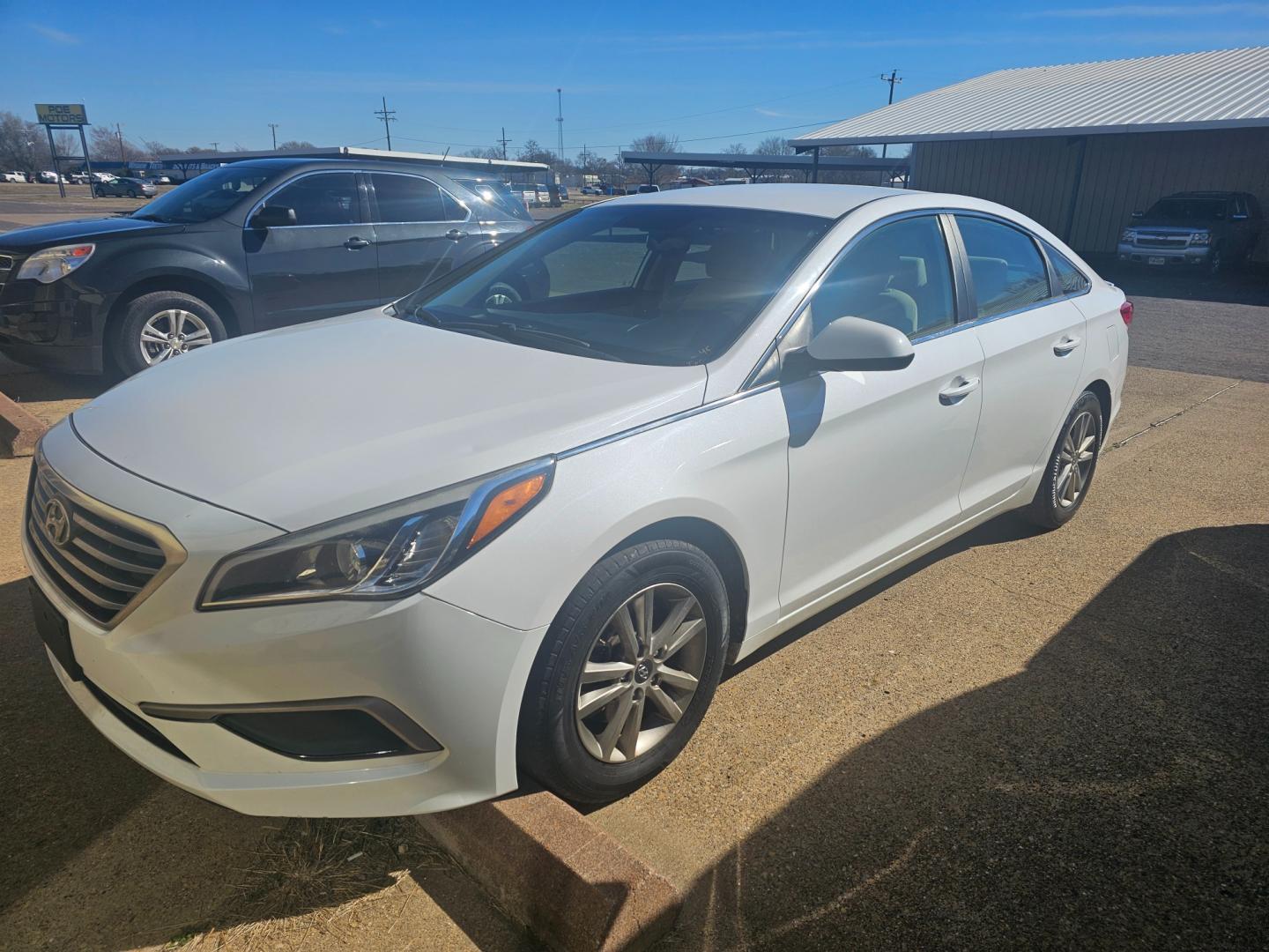 2017 WHITE Hyundai Sonata SE (5NPE24AF7HH) with an 2.4L L4 DOHC 16V engine, 7A transmission, located at 533 S Seven Points BLVD, Seven Points, TX, 75143, (430) 255-4030, 32.313999, -96.209351 - Photo#0